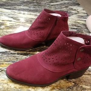 Maroon booties